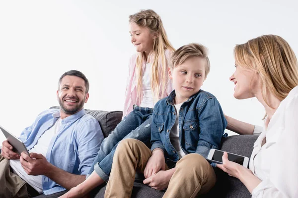 Famille caucasienne avec appareils numériques assis — Photo de stock