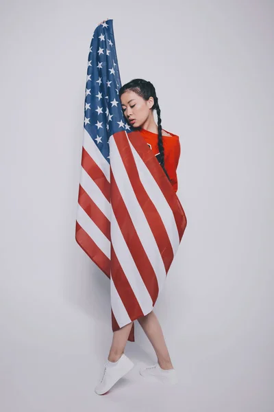 Menina asiática com bandeira americana — Fotografia de Stock