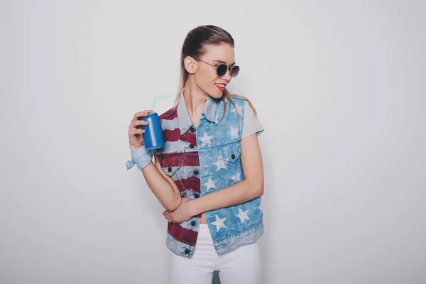 Hipster chica con soda lata - foto de stock