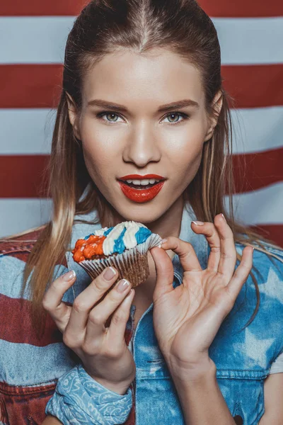 Mädchen im patriotischen Outfit Amerikas — Stockfoto