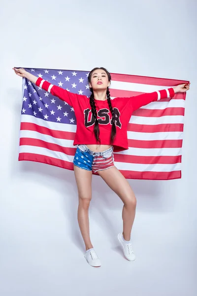 Chica asiática con bandera americana - foto de stock