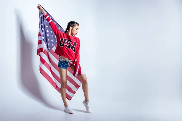 Chica asiática con bandera americana - foto de stock