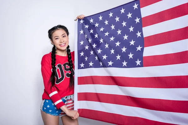 Азиатка с американским флагом — стоковое фото