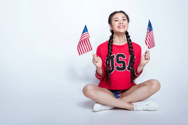 Menina asiática com bandeiras americanas — Fotografia de Stock