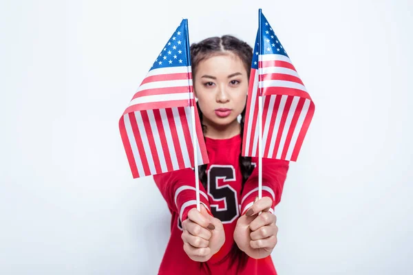 Азиатка с американскими флагами — стоковое фото
