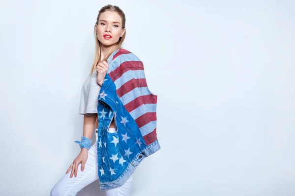 Fille en gilet patriotique en denim — Photo de stock