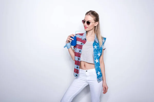 Girl with soda can — Stock Photo