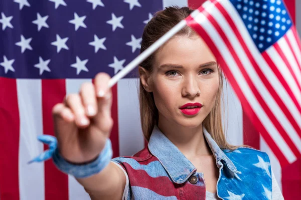 Femme tenant le drapeau américain — Photo de stock