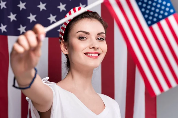 Mulher segurando bandeira americana — Fotografia de Stock