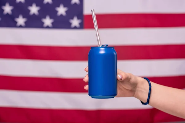 Menschliche Hand halten kann — Stockfoto