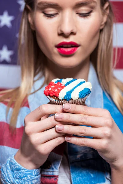 Femme avec cupcake sucré — Photo de stock