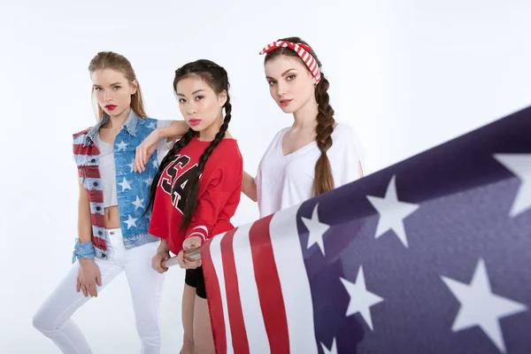 Jeunes femmes avec drapeau américain — Photo de stock