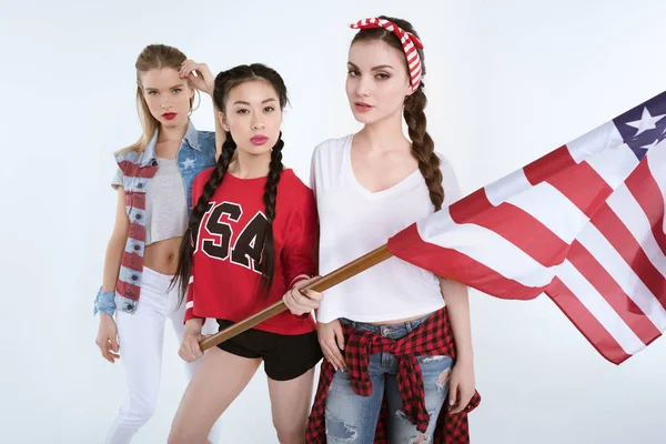 Jeunes femmes avec drapeau américain — Photo de stock