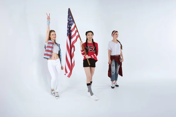2 девушки с американским флагом — стоковое фото