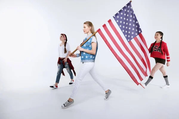 Mujeres caminando con bandera americana - foto de stock