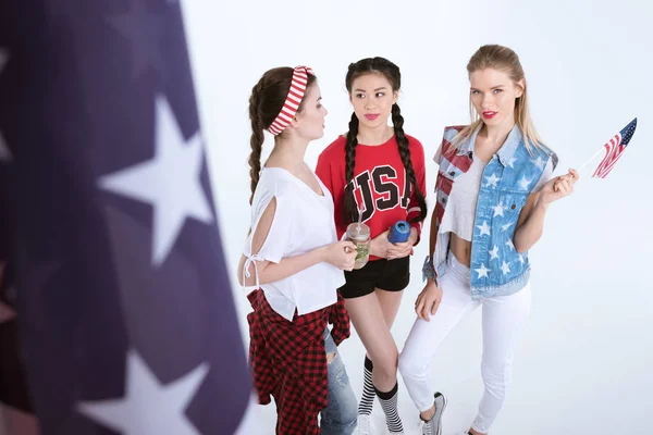 Meninas sorridentes com bandeira americana — Fotografia de Stock