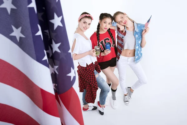 Jeunes femmes avec drapeau américain — Photo de stock