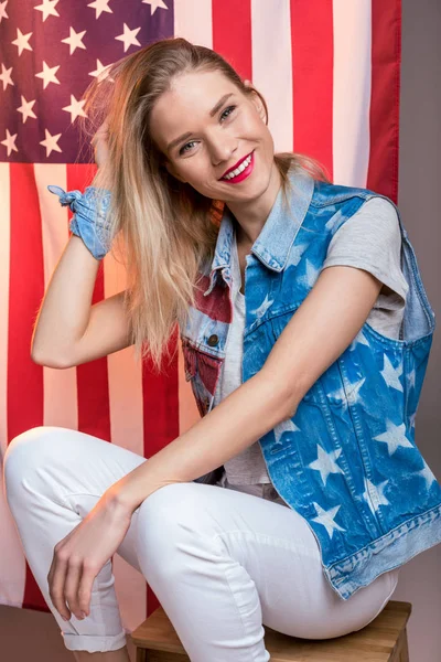 Mujer posando con bandera de EE.UU. - foto de stock