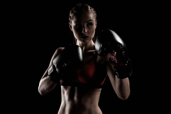 Sportiva che si esercita in guanti da boxe — Foto stock