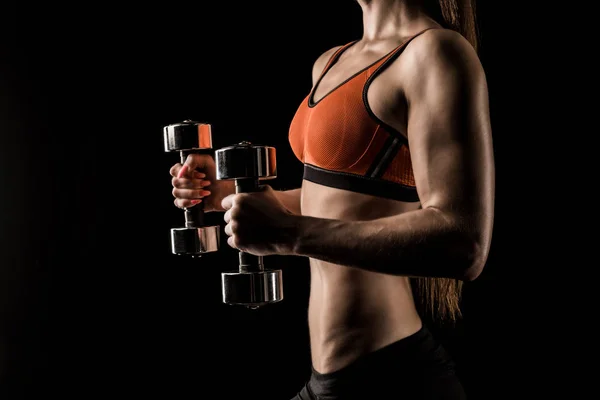 Deportiva haciendo ejercicio con pesas - foto de stock