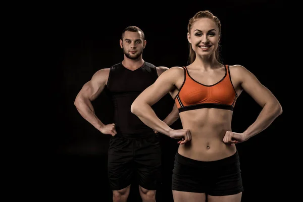 Joven pareja deportiva - foto de stock