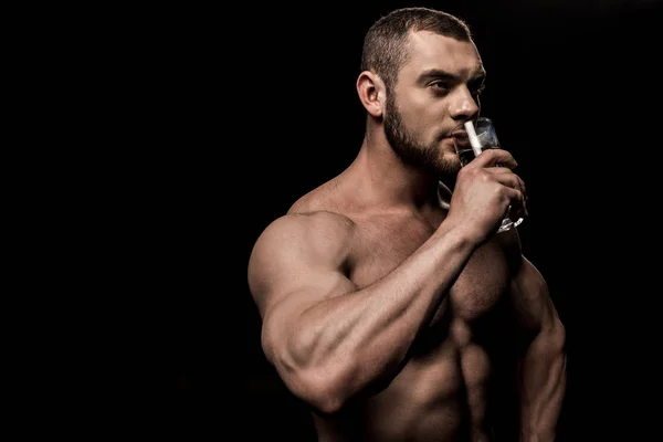 Homme torse nu avec verre d'eau — Photo de stock