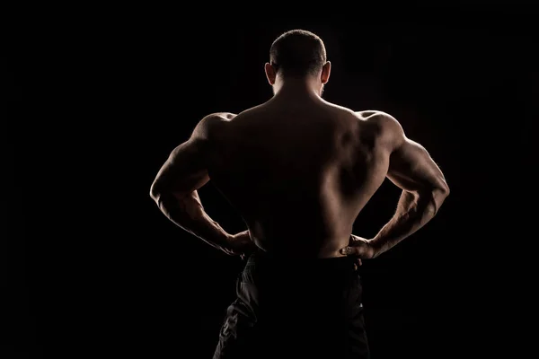 Atleta sin camisa flexionando los músculos de la espalda - foto de stock