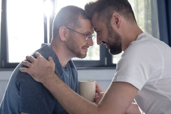 Homosexual pareja bebiendo café - foto de stock