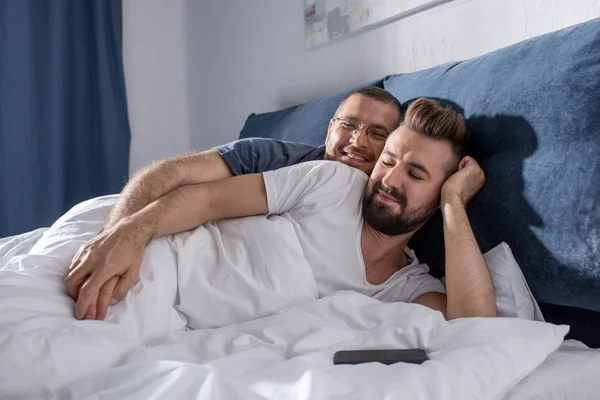 Pareja homosexual en la cama - foto de stock