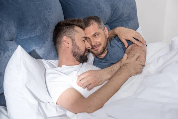 Pareja homosexual en la cama - foto de stock