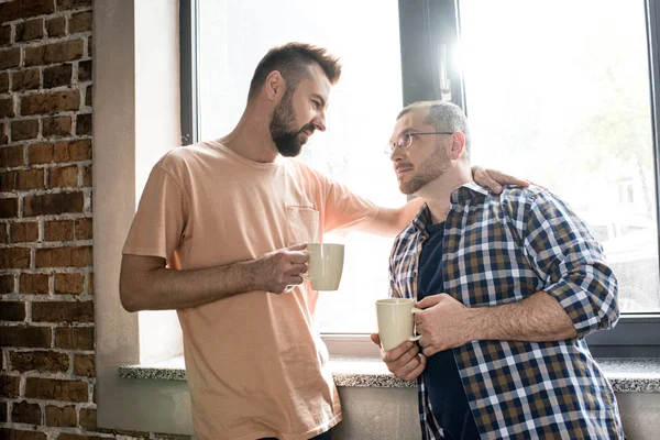 Casal homossexual beber café — Fotografia de Stock