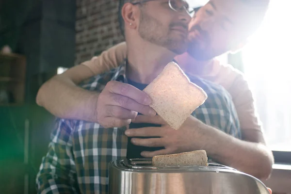 Gay casal tendo pequeno almoço — Fotografia de Stock