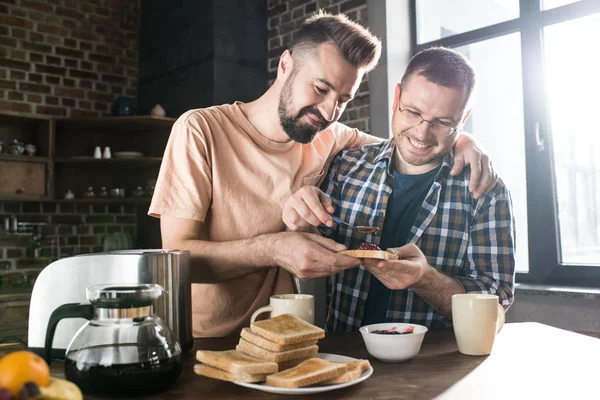 Gay couple avoir petit déjeuner — Photo de stock