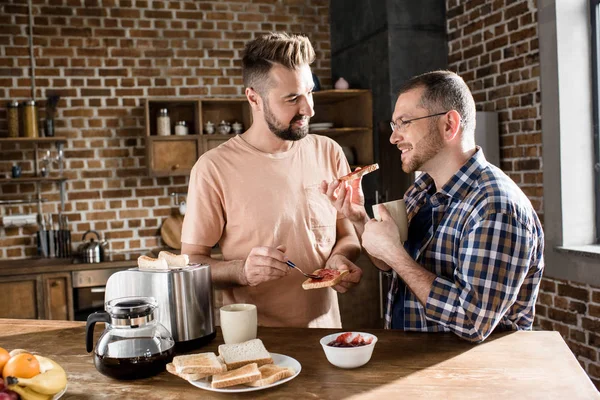 Pareja gay teniendo desayuno - foto de stock