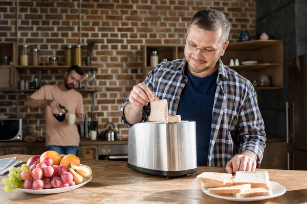 Pareja gay teniendo desayuno - foto de stock