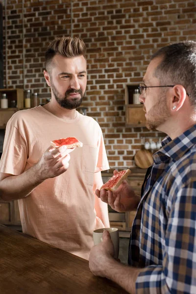 Gay casal tendo pequeno almoço — Fotografia de Stock