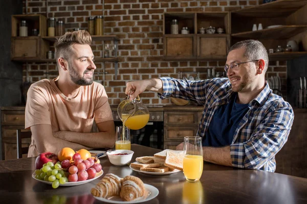 Schwules Paar frühstückt — Stockfoto