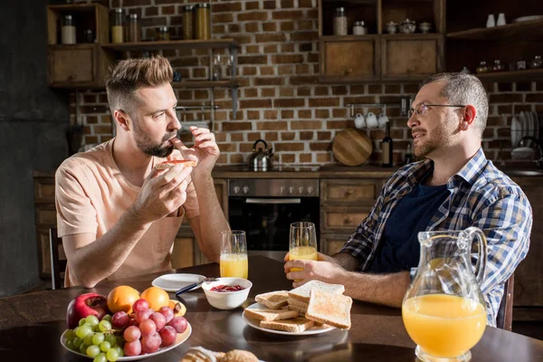 Pareja gay teniendo desayuno - foto de stock