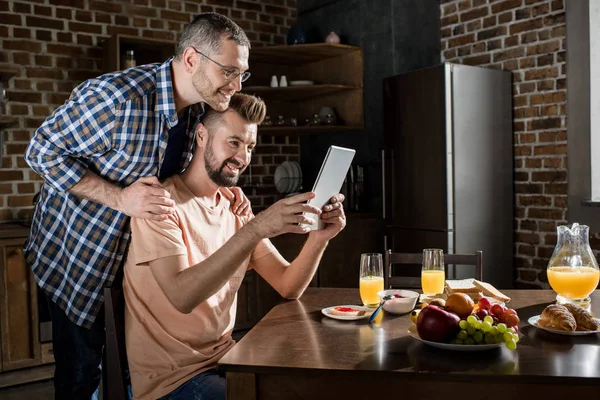 Gay couple avoir petit déjeuner — Photo de stock