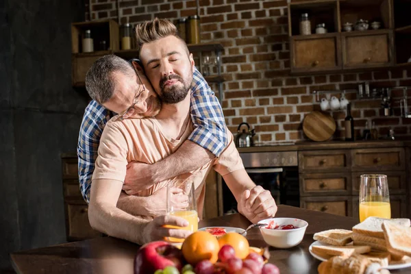 Gay couple avoir petit déjeuner — Photo de stock