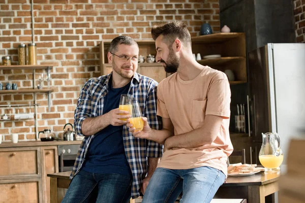 Gay couple avoir petit déjeuner — Photo de stock