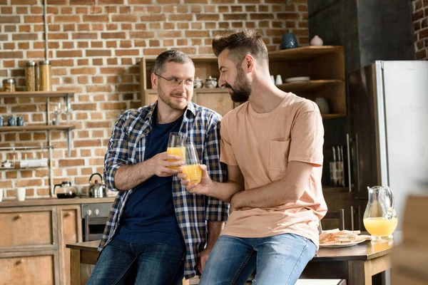 Pareja gay teniendo desayuno - foto de stock