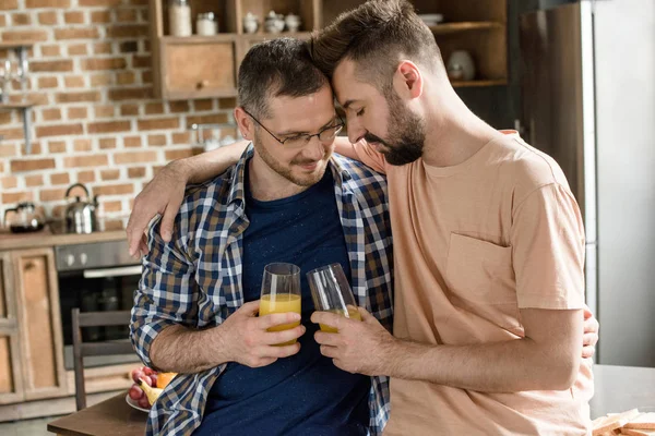 Pareja gay teniendo desayuno - foto de stock