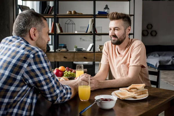 Gay couple avoir petit déjeuner — Photo de stock