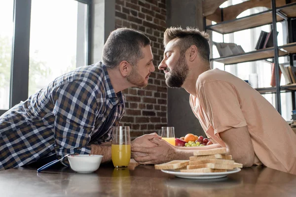 Gay couple avoir petit déjeuner — Photo de stock