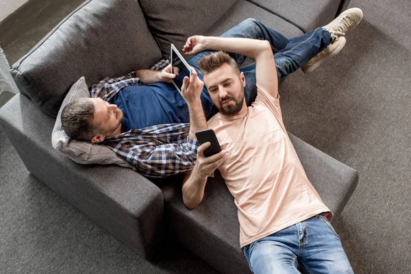 Homosexuelles Paar nutzt digitale Geräte — Stockfoto