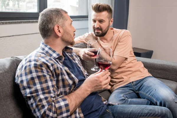 Casal homossexual beber vinho durante a conversa — Fotografia de Stock
