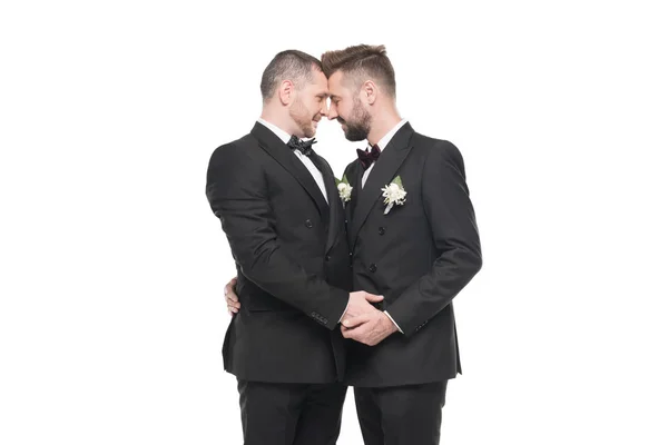 Casal homossexual em ternos capazes de beijar — Fotografia de Stock