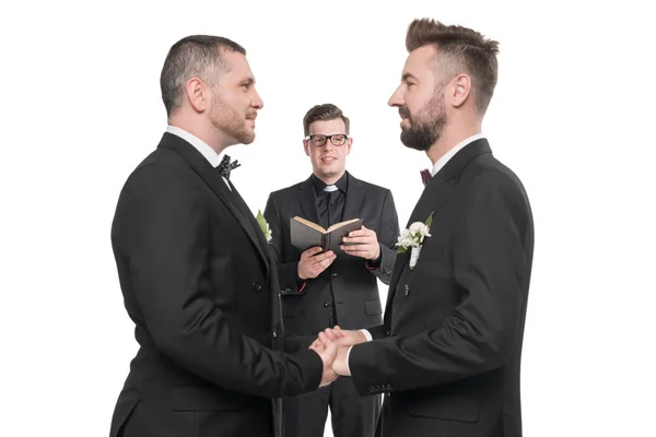 Pareja homosexual en la ceremonia de boda - foto de stock