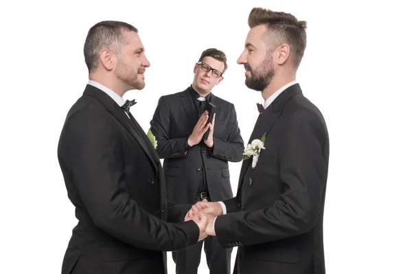 Гомосексуальная пара, держащаяся за руки на свадьбе — стоковое фото